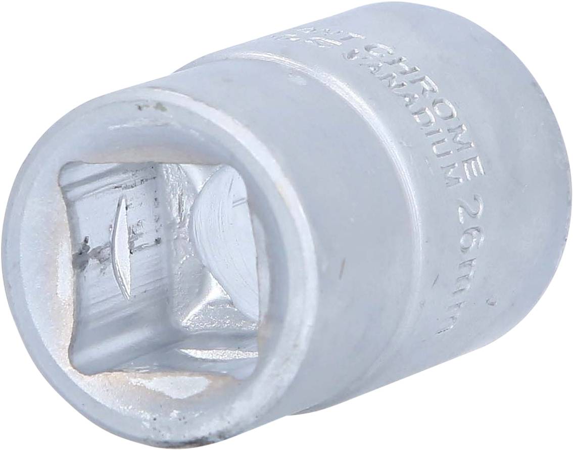 Srebrny nasadowy klucz nasadowy z kwadratowym otworem i wytłoczoną informacją o rozmiarze. Narzędzie jest metalowe i cylindryczne.