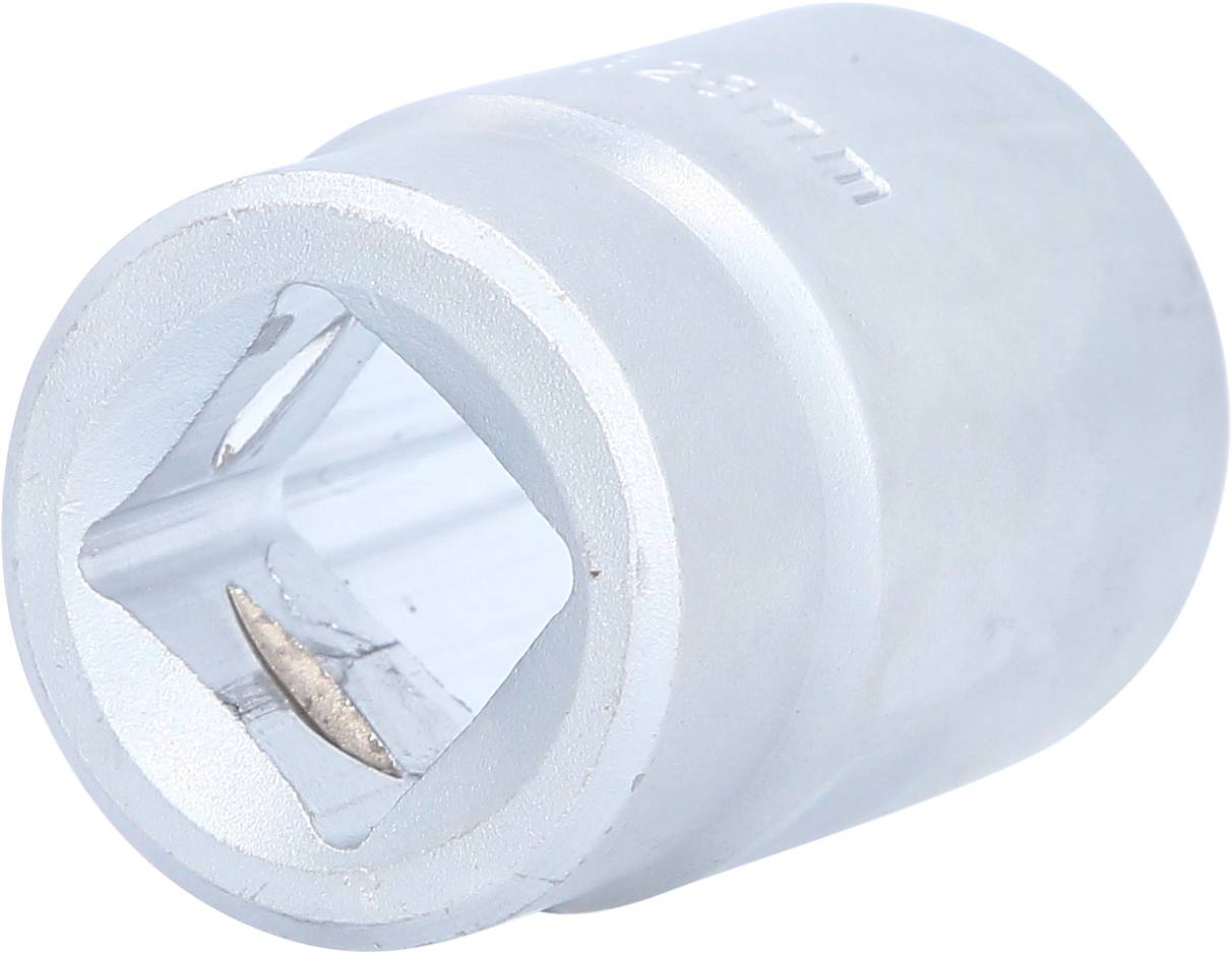 Srebrna nasadka z kwadratowym otworem. Odpowiednia do kluczy nasadowych i grzechotek do mocowania nakrętek i śrub.