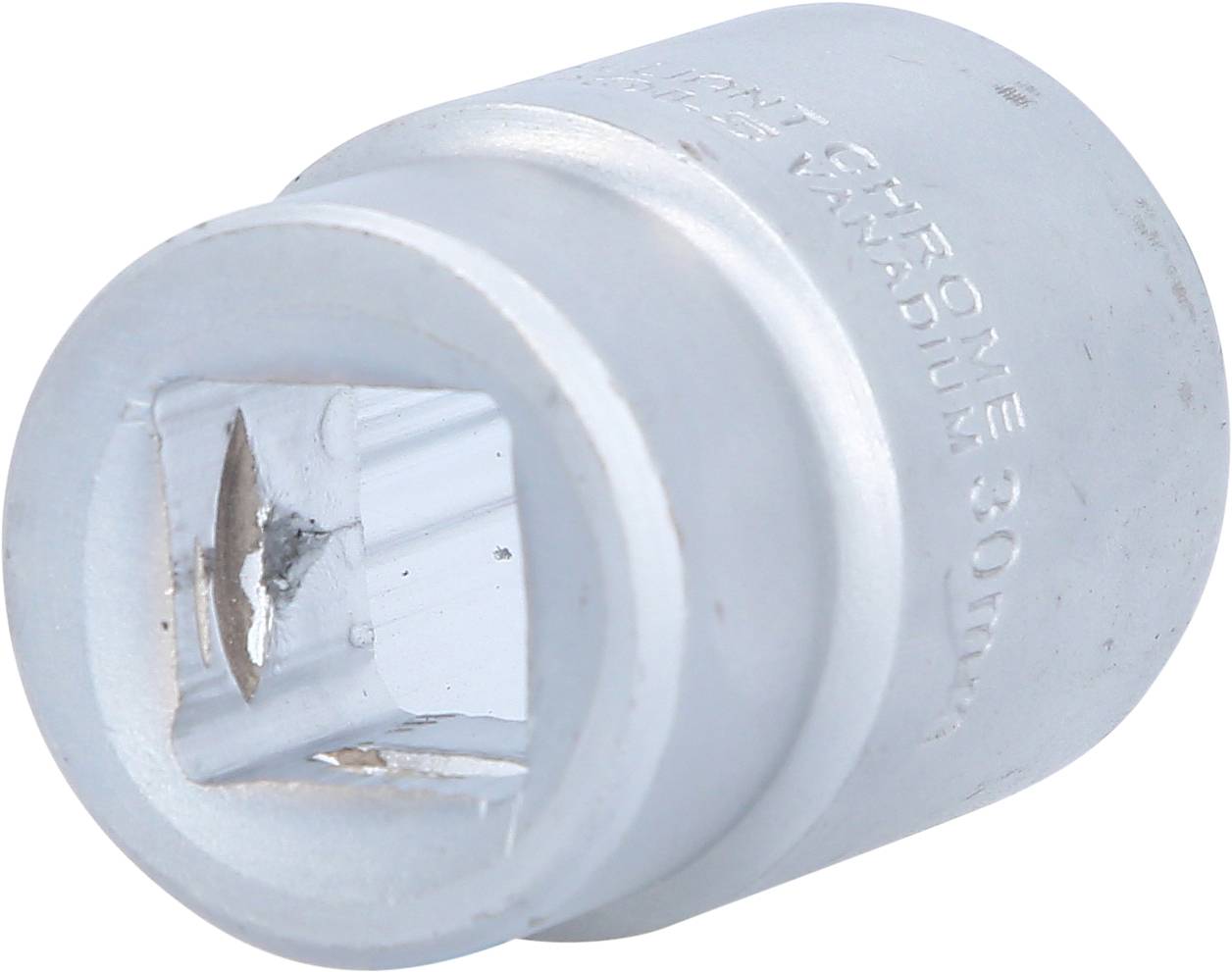 Nasadka metalowa z sześciokątnym profilem wewnętrznym, stosowana w kluczykach lub grzechotkach, o średnicy 30 mm, w kolorze srebrnym.