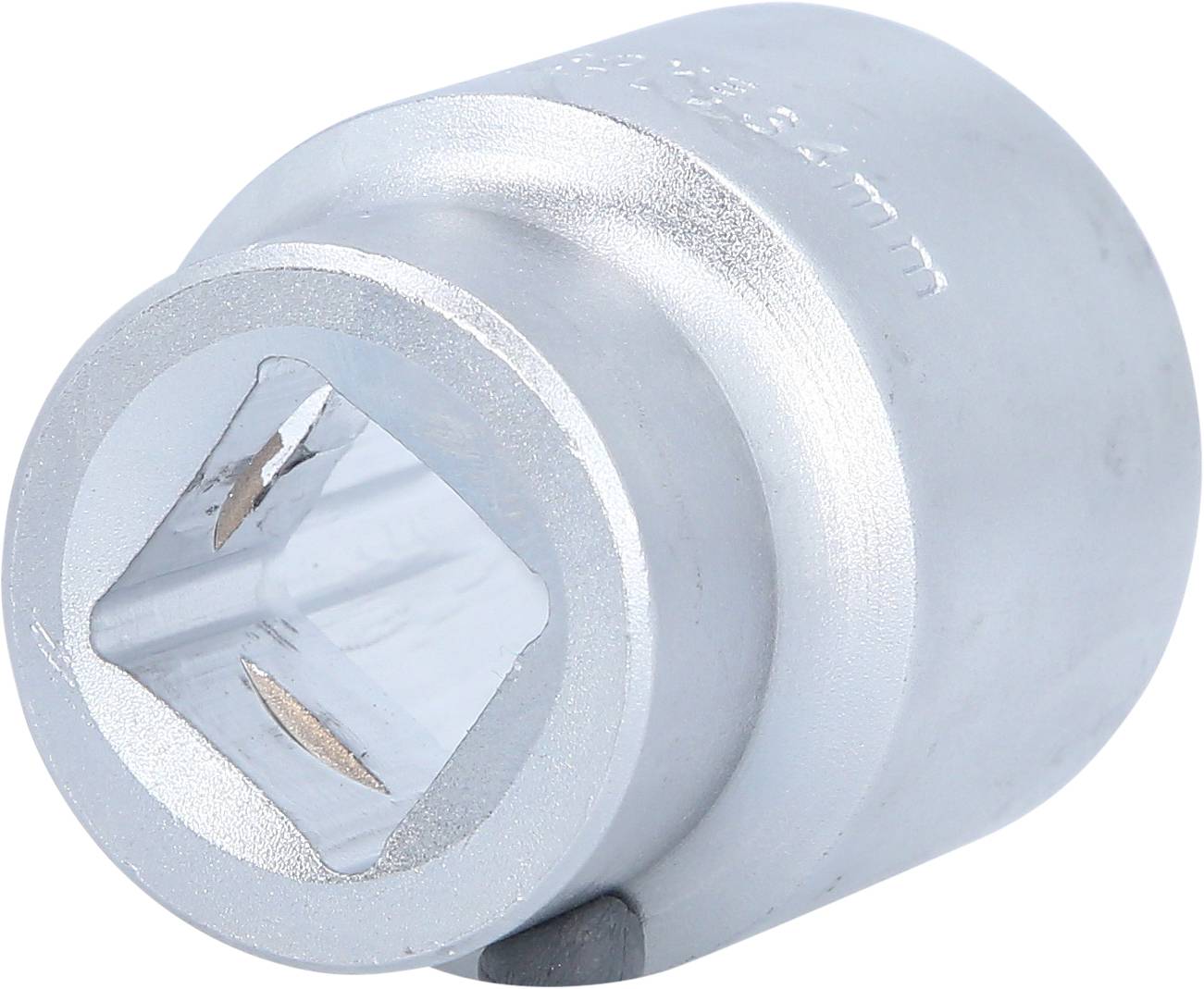 Metalowa nasadka z kwadratowym chwytem, przeznaczona do używania z grzechotkami lub kluczami dynamometrycznymi, stosowana w rzemiośle i mechanice.