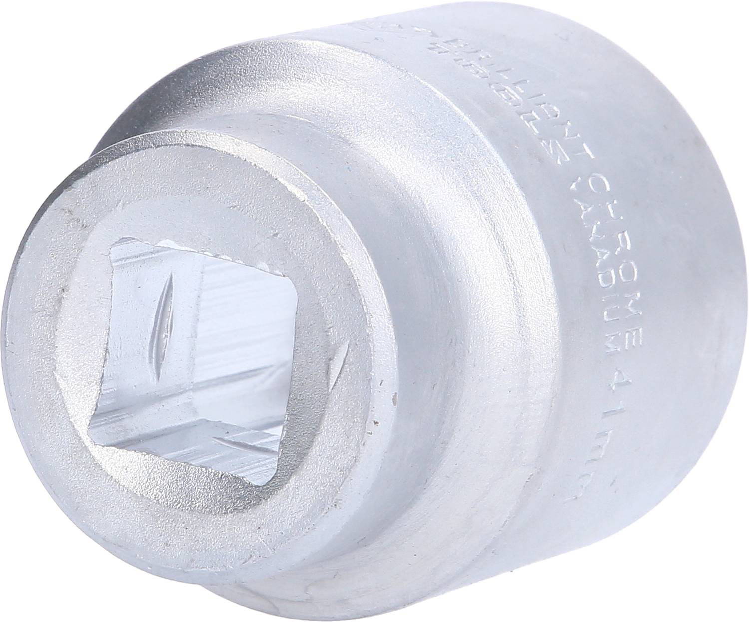 Srebrny wtyk klucza nasadowego do napędu czworokątnego. Wtyk jest wytrzymały i nadaje się do ciężkich prac.