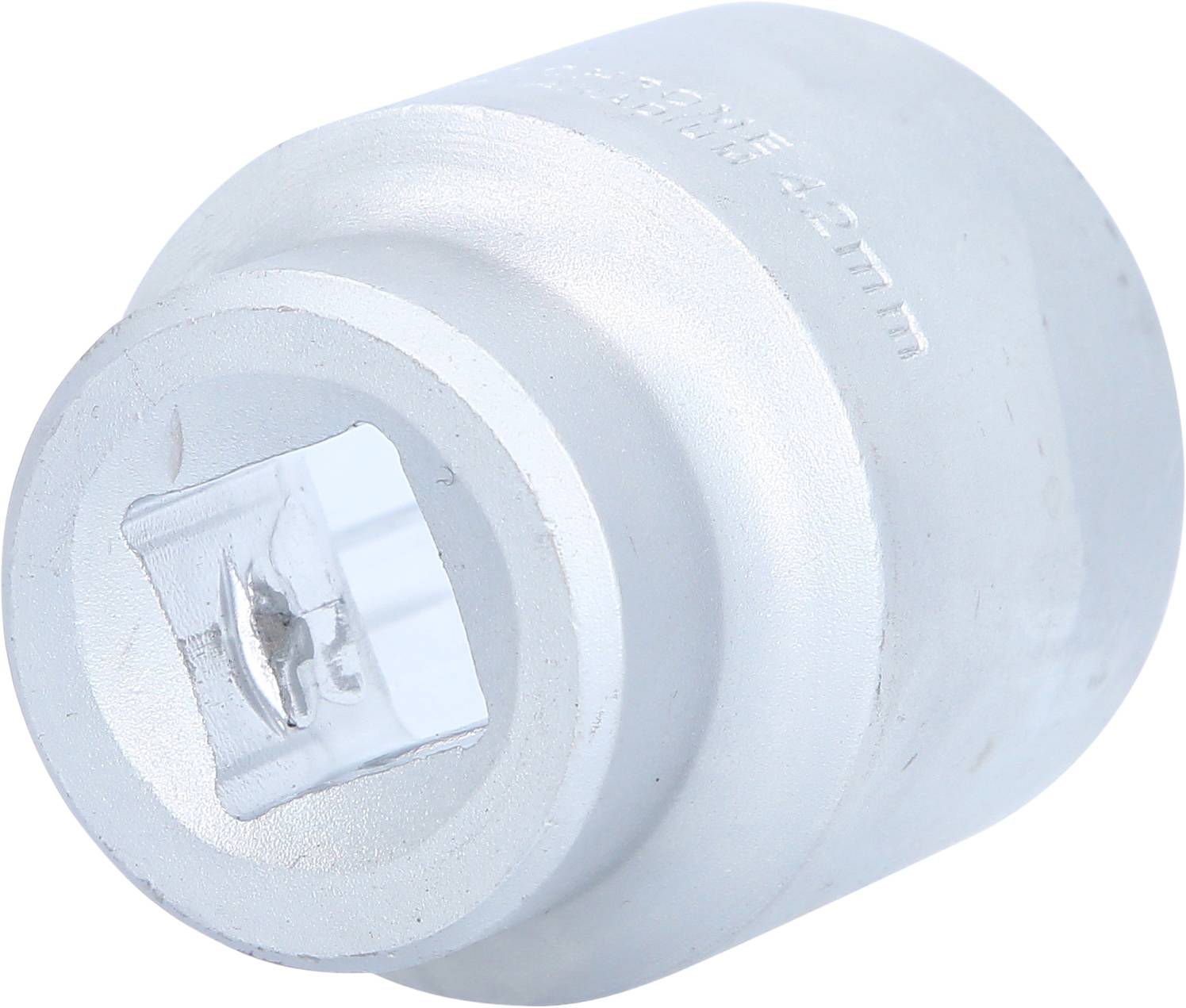 Metalowa podstawa, prawdopodobnie element zestawu kluczy nasadowych, prezentuje złącze w kształcie czworokątnej skrzynki. W kolorze srebrnym, o wytrzymałej konstrukcji.