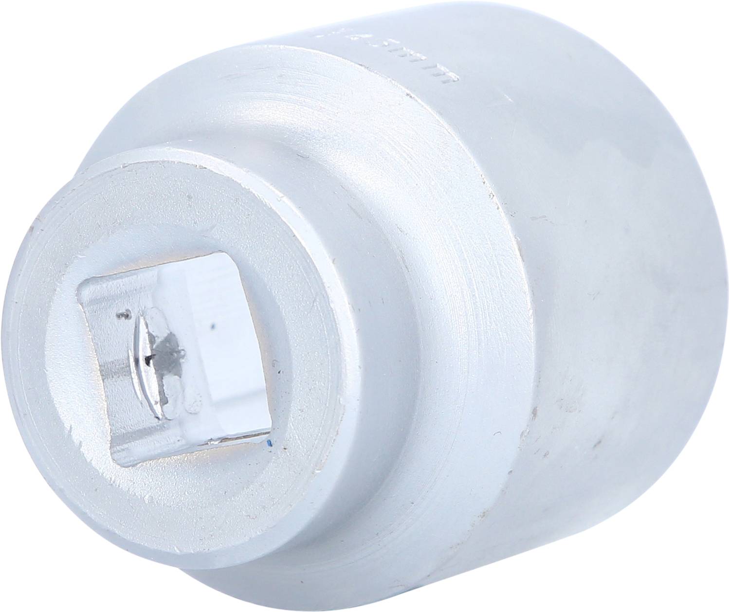 Srebrna metalowa nasadka z kwadratowym otworem, przeznaczona typowo do użytku z narzędziami z mechanizmem grzechotki.