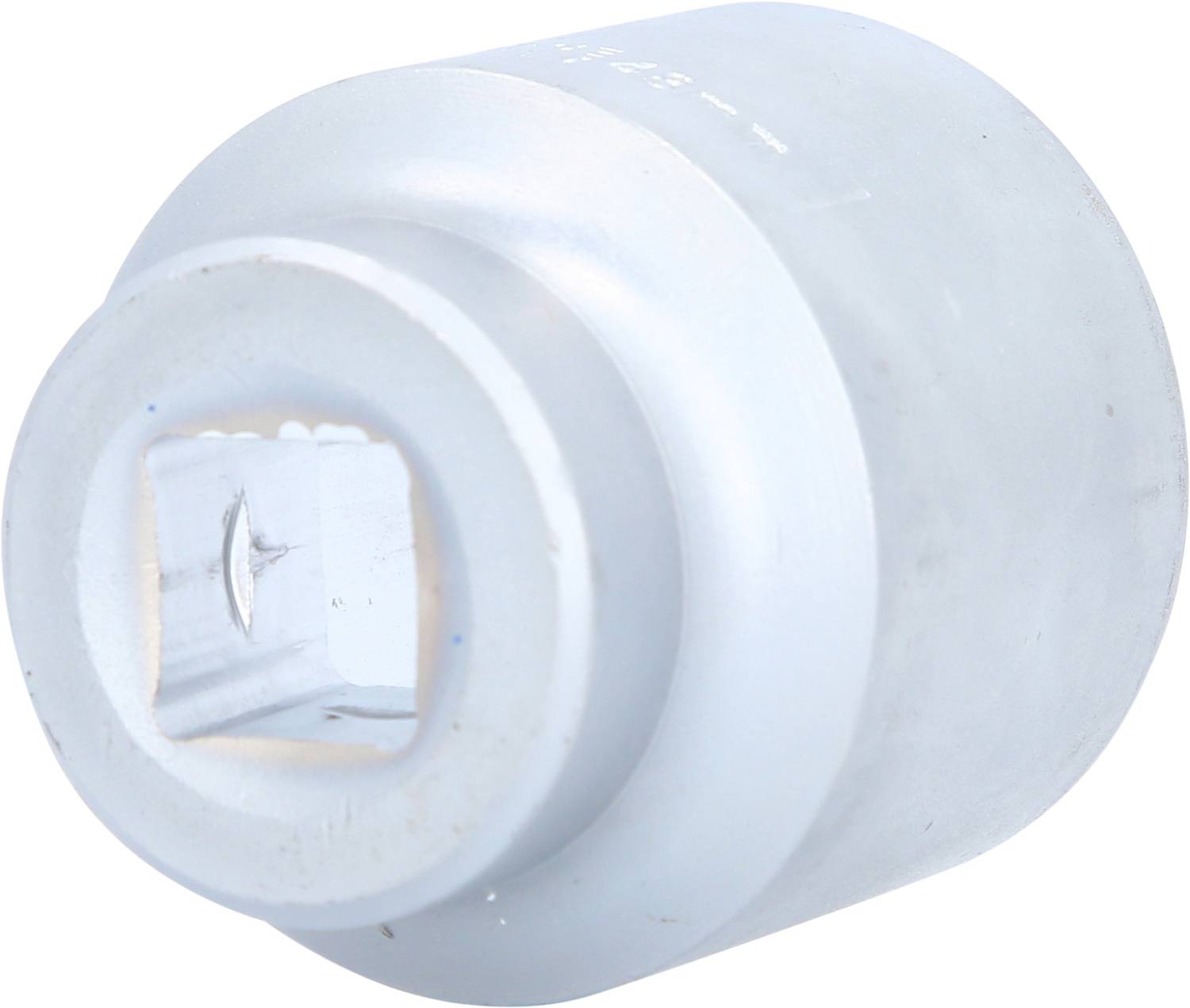 Srebrny metalowy nasadowy klucz nasadowy do klucza lub grzechotki, widziany z boku.