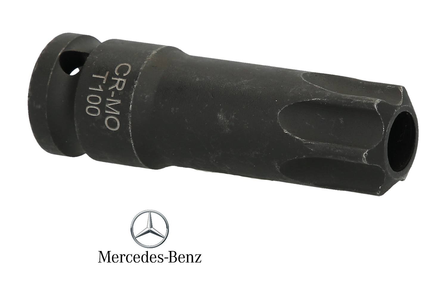 Czarna nakrętka z napisem 'CR-MO T100' przed logo Mercedes-Benz.