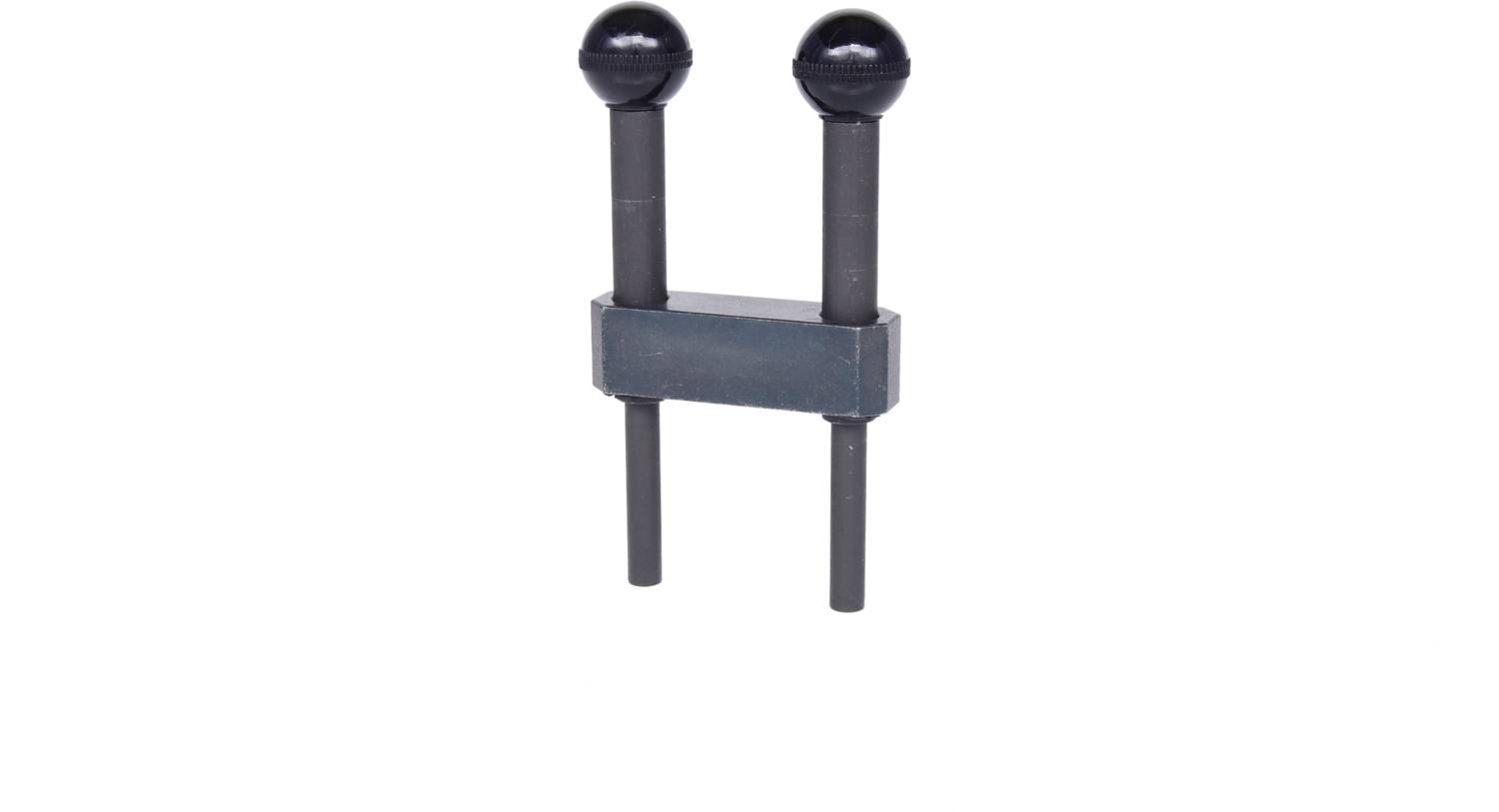 Metalowy obiekt składający się z dwóch pionowych prętów, z których każdy zwieńczony jest kulą, połączonych poziomym elementem pośrodku.