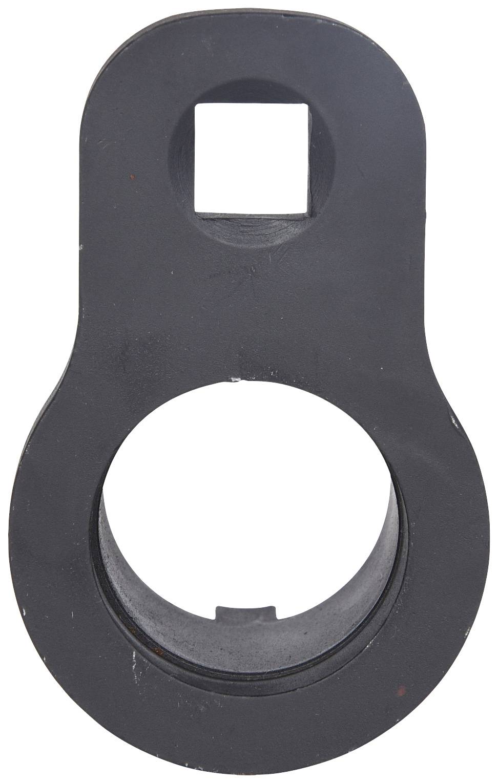 Czarna, owalna metalowa płyta z dwoma różnej wielkości otworami o kształcie koła pośrodku, prawdopodobnie element maszyny.