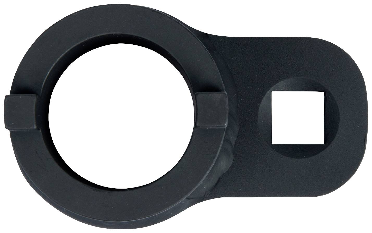 Czarny, płaski metalowy przyrząd z dużym okrągłym i małym kwadratowym otworem, prawdopodobnie do mocowania lub łączenia.