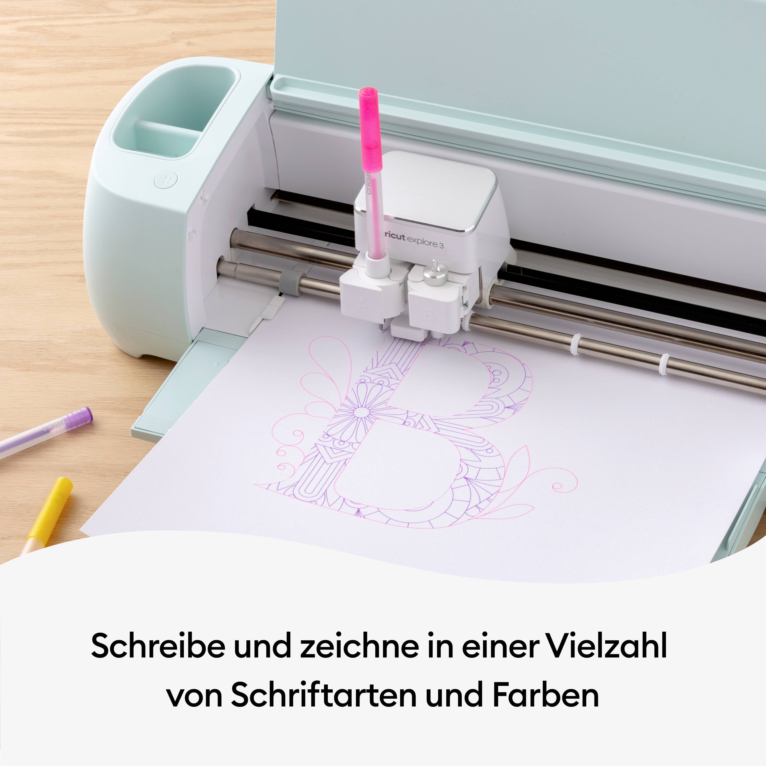 Ploter tnący rysuje literę 'B' bladoróżowym tuszem na papierze. Tekst poniżej: 'Pisz i rysuj w wielu różnych czcionkach i kolorach'.