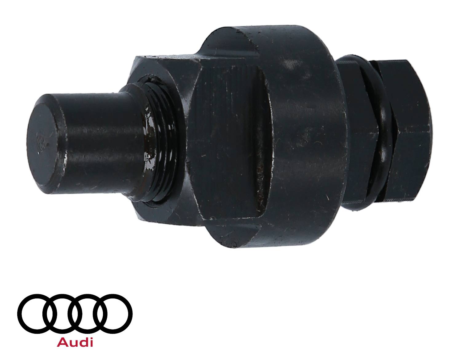 Czarna metalowa część samochodowa przypominająca swoim kształtem sworzeń, umieszczona na białym tle. W lewym dolnym rogu logo Audi ze schematycznie przedstawionymi czterema pierścieniami.