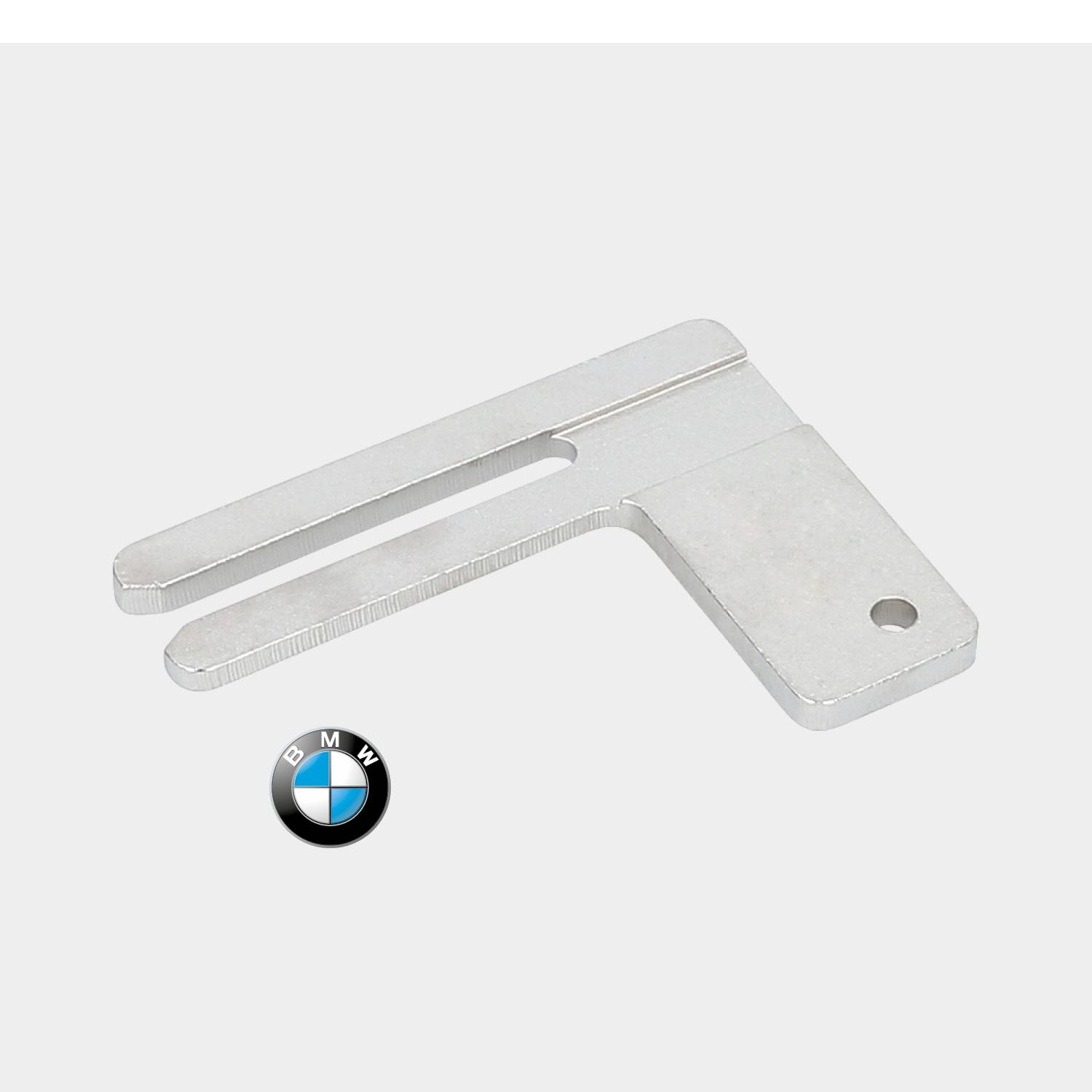Metalowy surowy klucz z dwoma ząbkami, obok logo BMW.