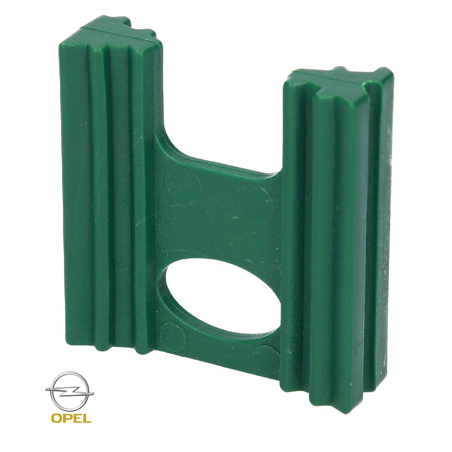 Zielony plastikowy klips o żebrowanej powierzchni, stosowany do bezpiecznego mocowania w pojazdach marki Opel.