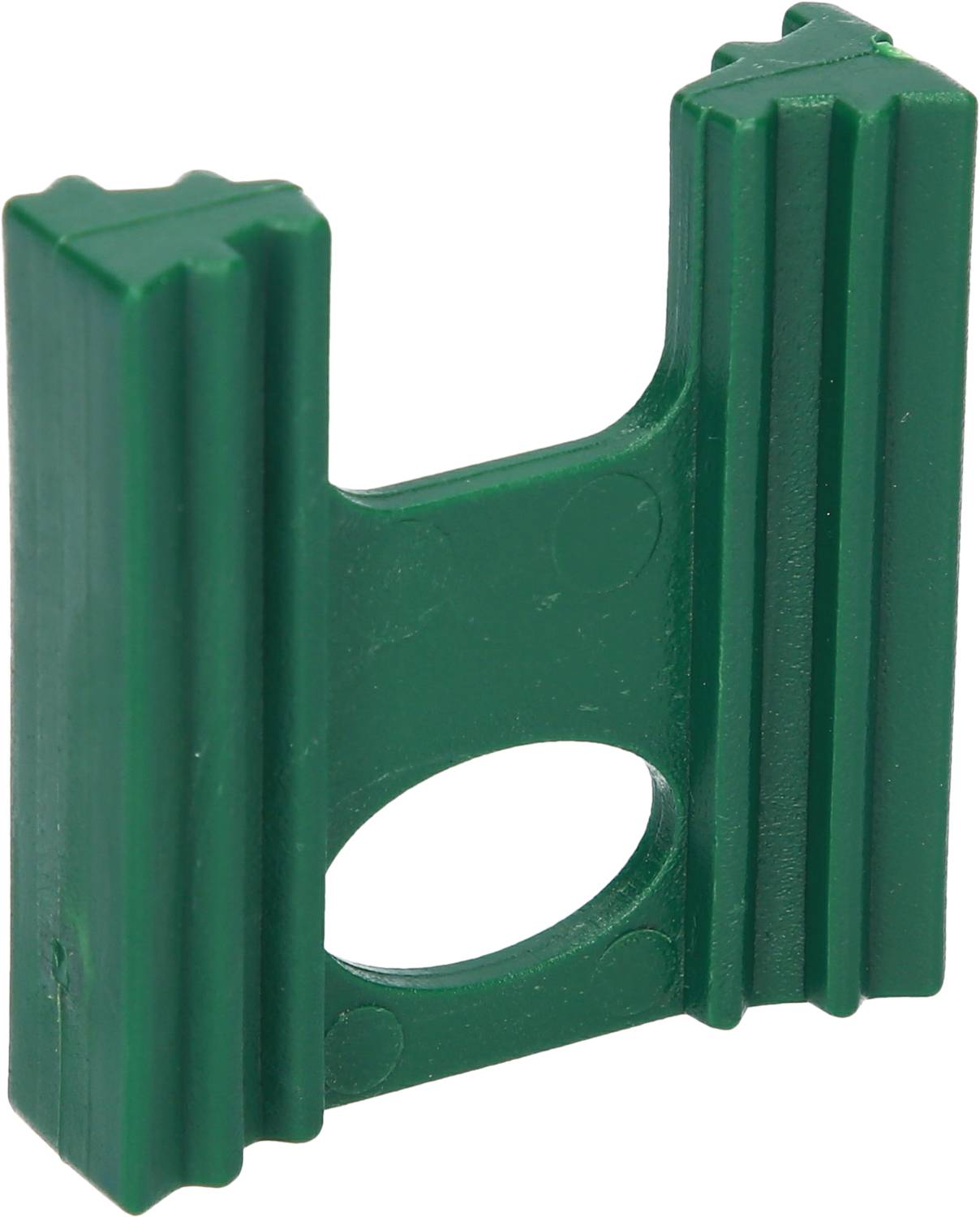Zielony plastikowy klips w kształcie litery U z prążkowanymi bokami i owalnym otworem pośrodku.