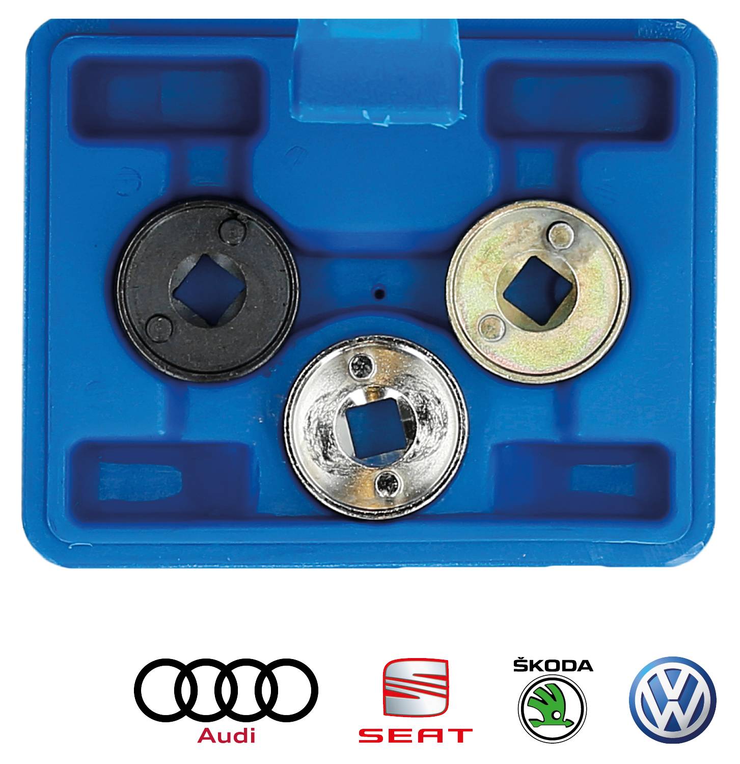 Trzy okrągłe, metalowe elementy zamocowane na niebieskim uchwycie. Na dole widoczne są loga Audi, SEAT-a, Škody i Volkswagena.