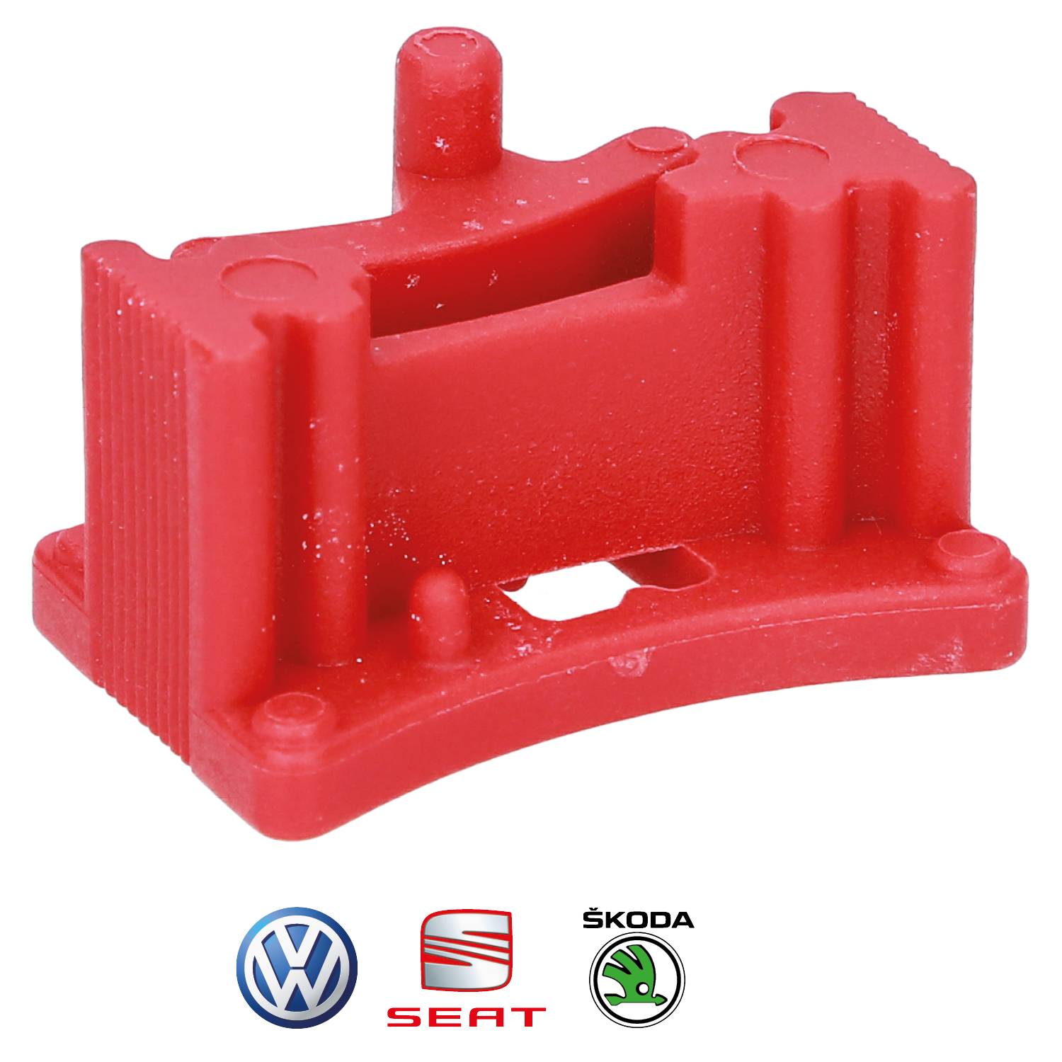Czerwony plastikowy klips do pojazdów z logo Volkswagena, SEATa i Škody poniżej.