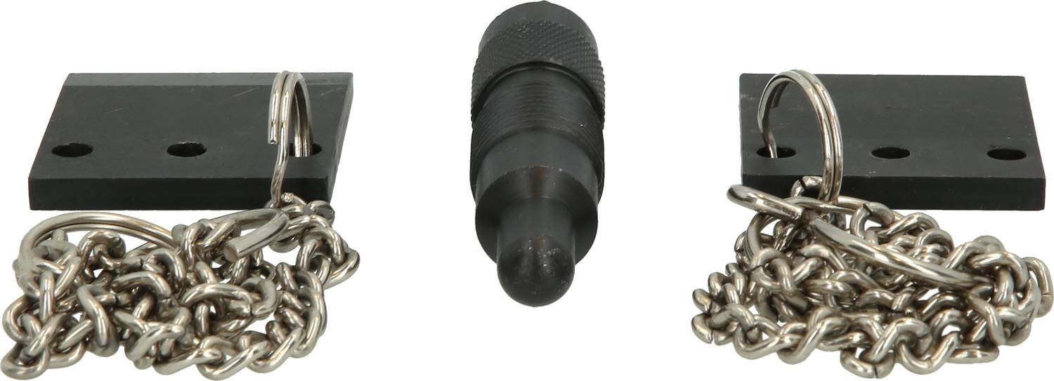 'Trzy elementy uchwytu narzędziowego: Dwie prostokątne płyty z łańcuchami oraz umieszczony centralnie trzpień.'