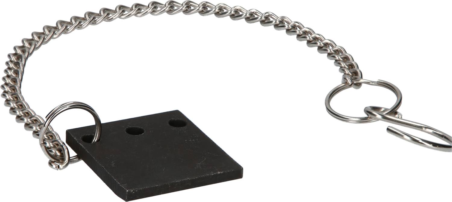 Czarny, prostokątny metalowy wisiorek z dwoma otworami, przymocowany do srebrnego łańcuszka zakończonego haczykiem.
