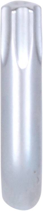 Srebrny, cylindryczny metalowy korpus latarki, gładki i lśniący.