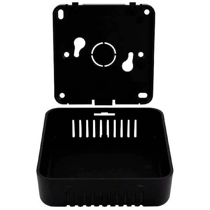 Czarna, prostokątna obudowa z tworzywa sztucznego z otwartą pokrywą i otworami wentylacyjnymi. Idealna do przechowywania lub zabezpieczania urządzeń elektronicznych.