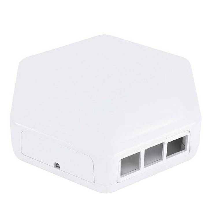 Sześciokątny, biały adapter sieciowy z trzema gniazdami, przeznaczony do podłączania kabli internetowych.