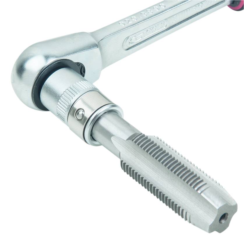 Srebrna grzechotka chwyta gwintownik, który służy do nacinania lub czyszczenia gwintów wewnętrznych w otworach.