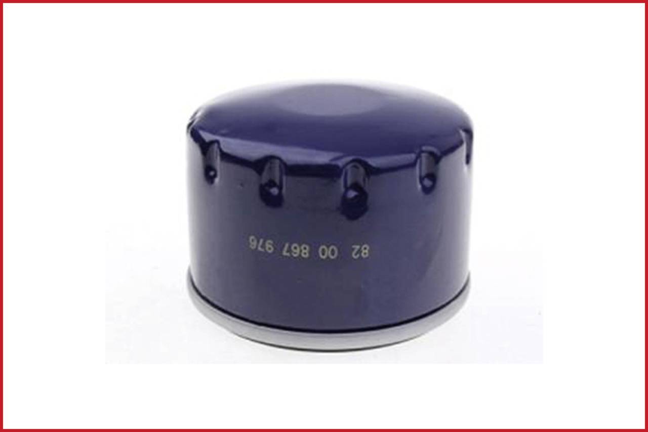 Ciemnogranatowy metalowy cylinder, prawdopodobnie filtr oleju, z napisem '82 00 867 976' jaśniejszą czcionką.