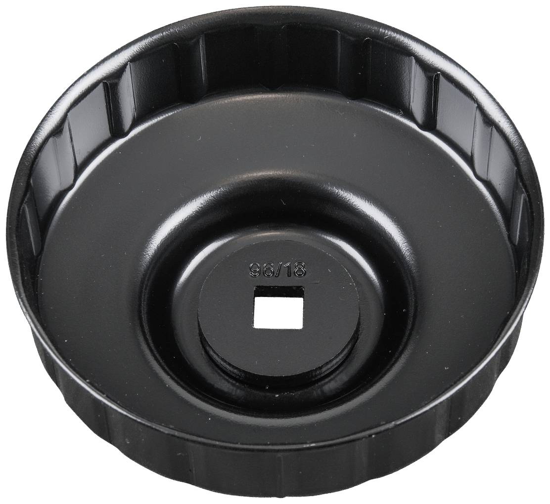 Czarny, okrągły narzędzie, prawdopodobnie klucz do filtra oleju z żłobionym brzegiem i kwadratowym otworem pośrodku.