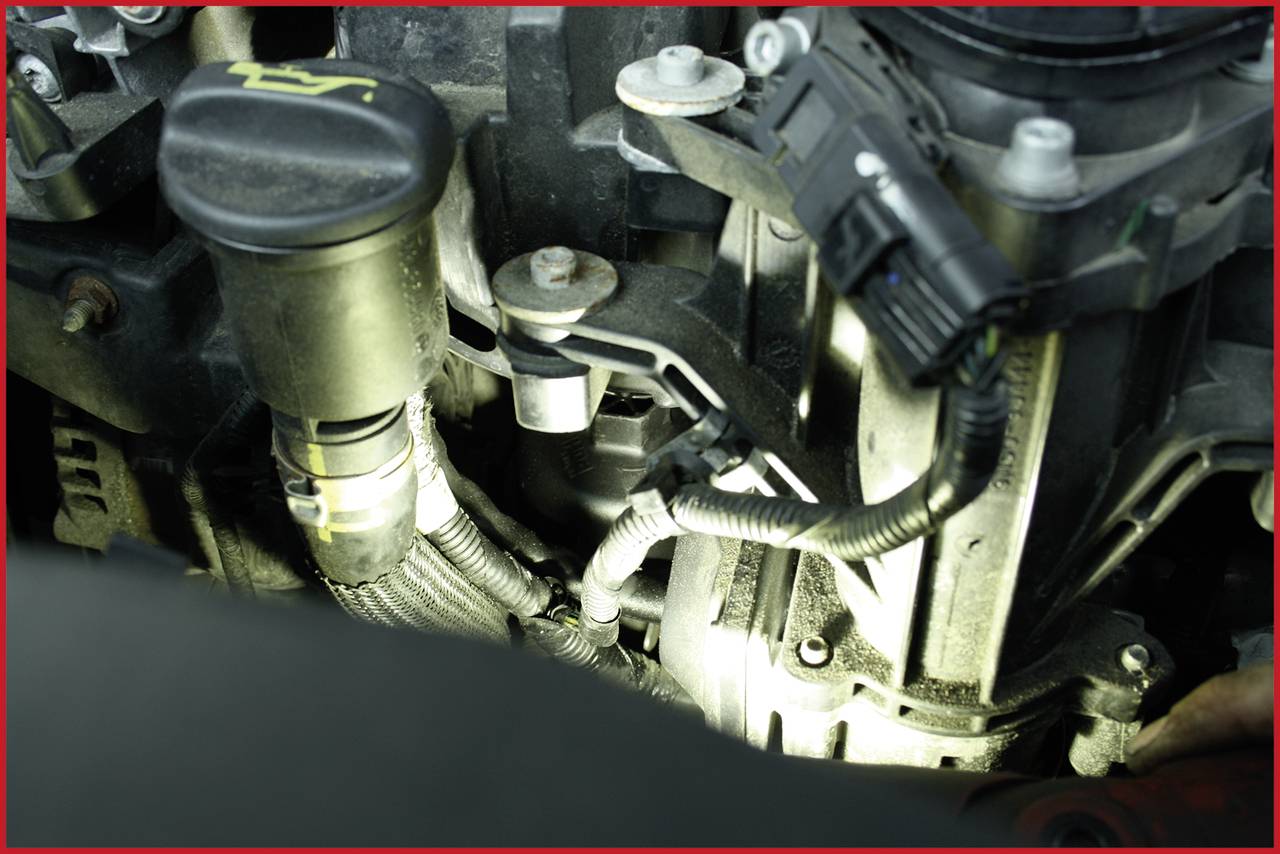 Silnik z widocznymi przewodami i złączami, ujęcie z bliska.