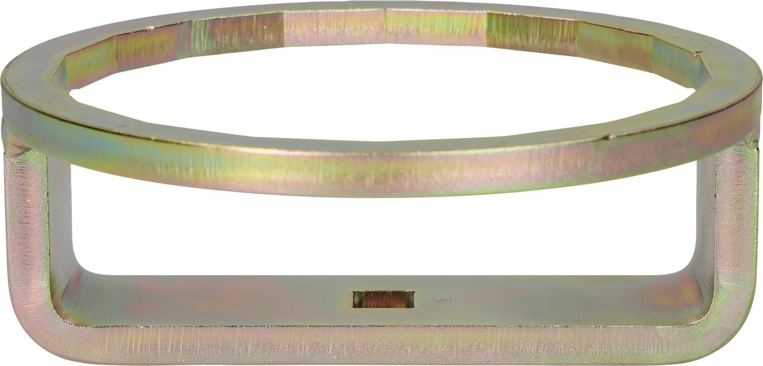 Metalowy pierścień o prostokątnej podstawie, lśniący tęczowymi kolorami.