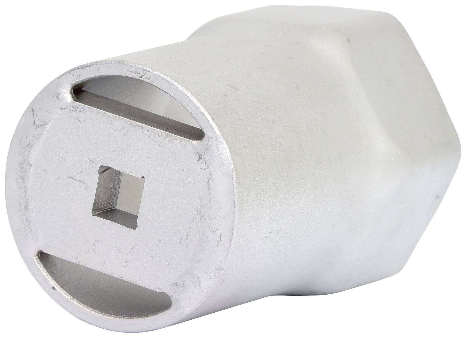 Adapter metalowy z łbem sześciokątnym i otworem kwadratowym, często stosowany w określonych pracach montażowych.