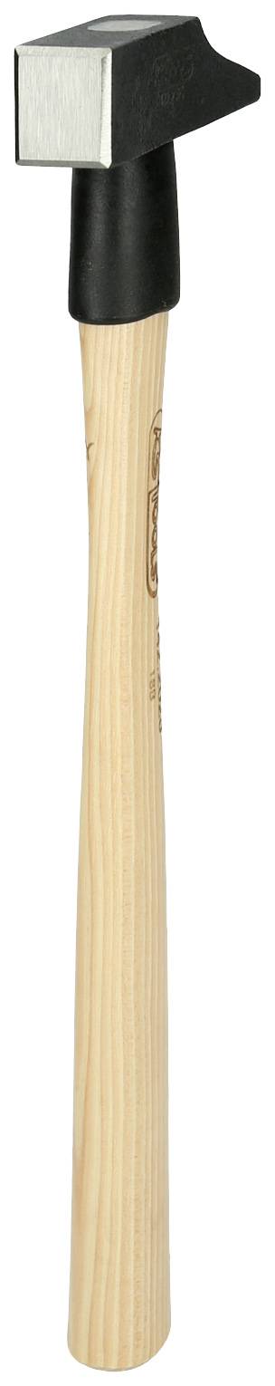 Młotek z drewnianą rączką i czarną główką, stojący pionowo. Widok ogólny narzędzia, odpowiedni do różnych prac rzemieślniczych.