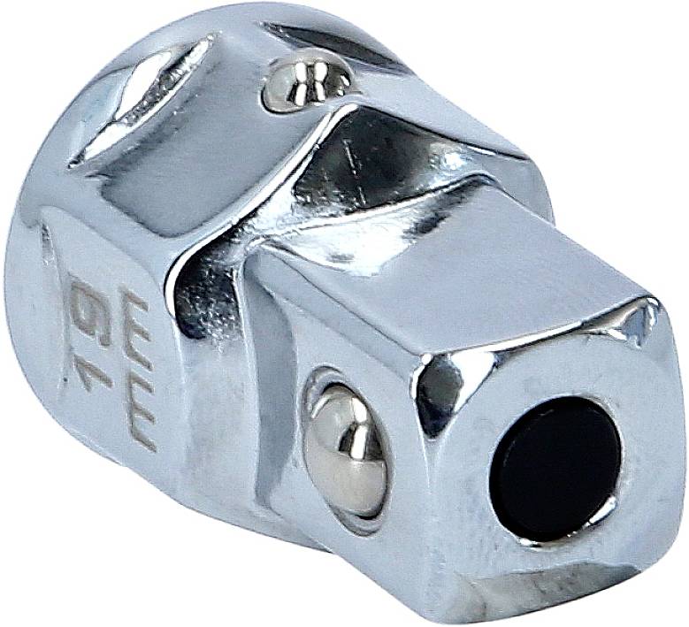 Metalowy adapter o kwadratowym kształcie i zaokrąglonych krawędziach, przeznaczony do użytku z narzędziami mechanicznymi.