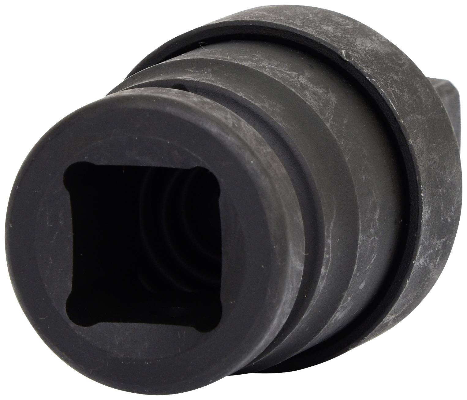 Czarny, cylindryczny adapter wykonany z metalu lub tworzywa sztucznego z kwadratowym otworem, prawdopodobnie końcówka narzędziowa.