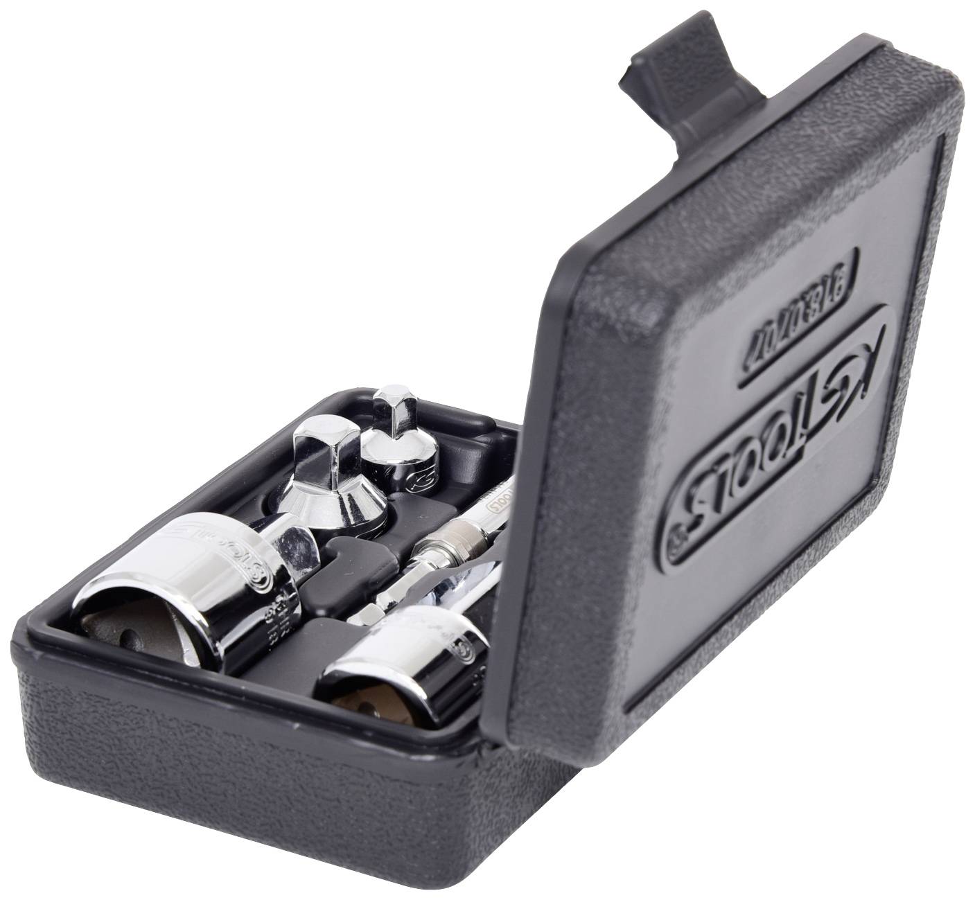 Mały, otwarty skrzynka narzędziowa z różnymi metalowymi kluczami nasadowymi i nakrętkami, ułożonymi w przegródkach.