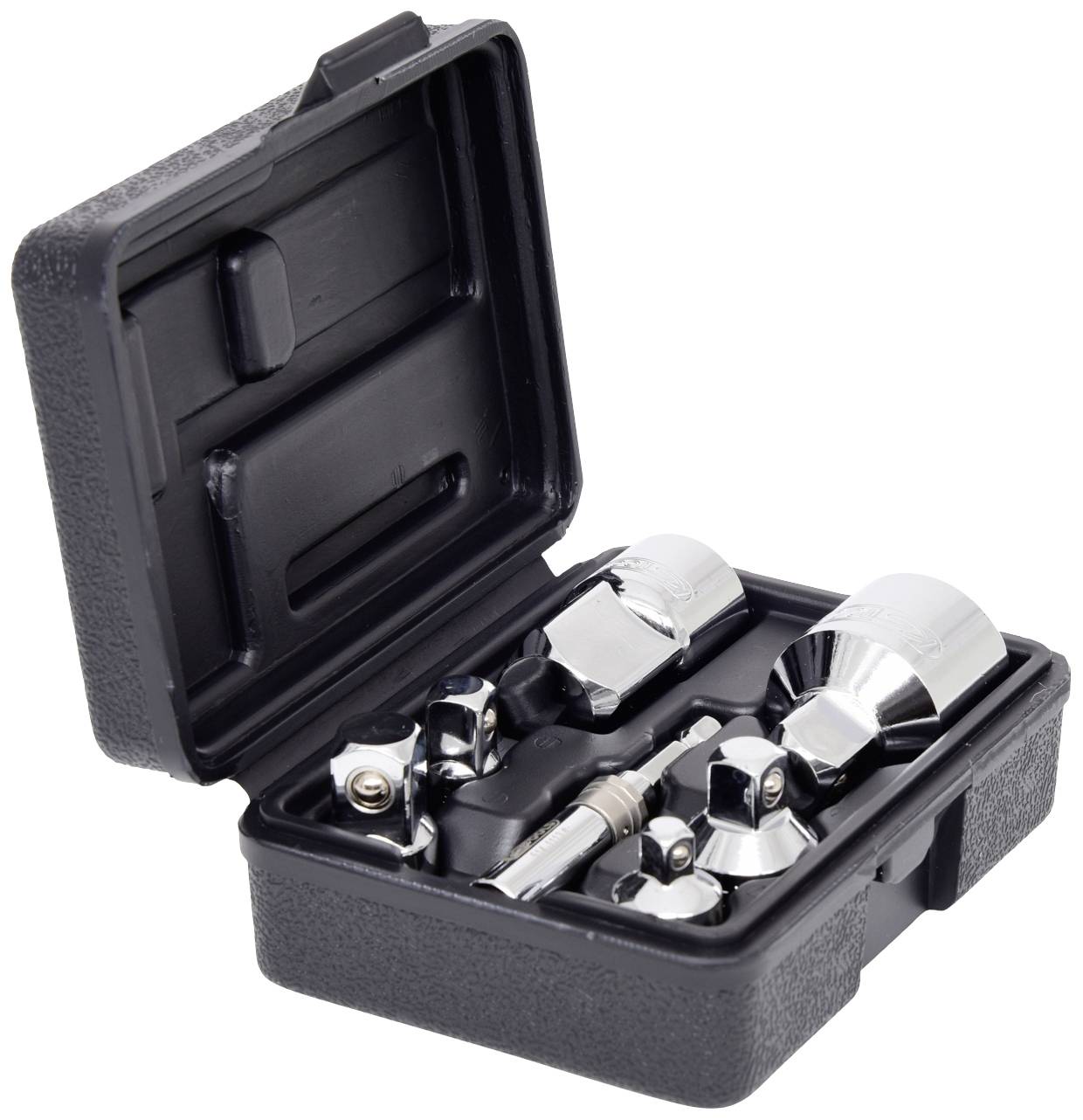 Otwarty czarny kufer z narzędziami przedstawia zestaw chromowanych adapterów kluczy nasadowych w różnych rozmiarach i kształtach.