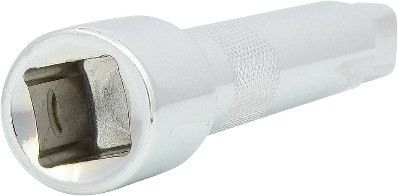 Srebrny klucz nasadowy o żebrowanym uchwycie leży na białej powierzchni.