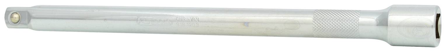 Srebrny metalowy kołek, prawdopodobnie część narzędzia, leży poziomo. Ma lekko wyżłobioną powierzchnię zapewniającą lepszy chwyt.