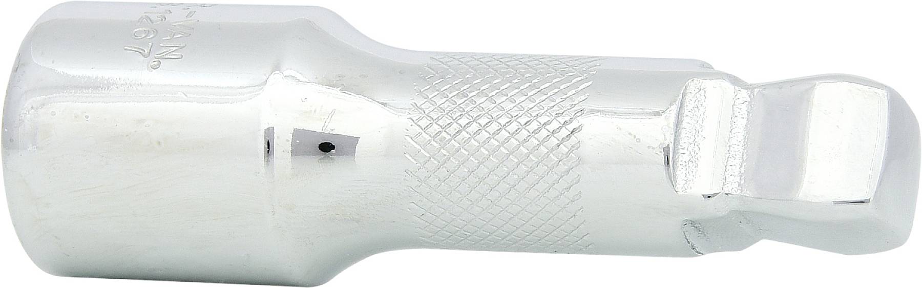 Srebrny adapter z wyżłobioną rączką, prawdopodobnie do narzędzi lub maszyn, leży na jasnej powierzchni.