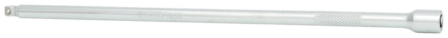 Srebrny, podłużny metalowy kołek o żebrowanej powierzchni, prawdopodobnie narzędzie, na białym tle.