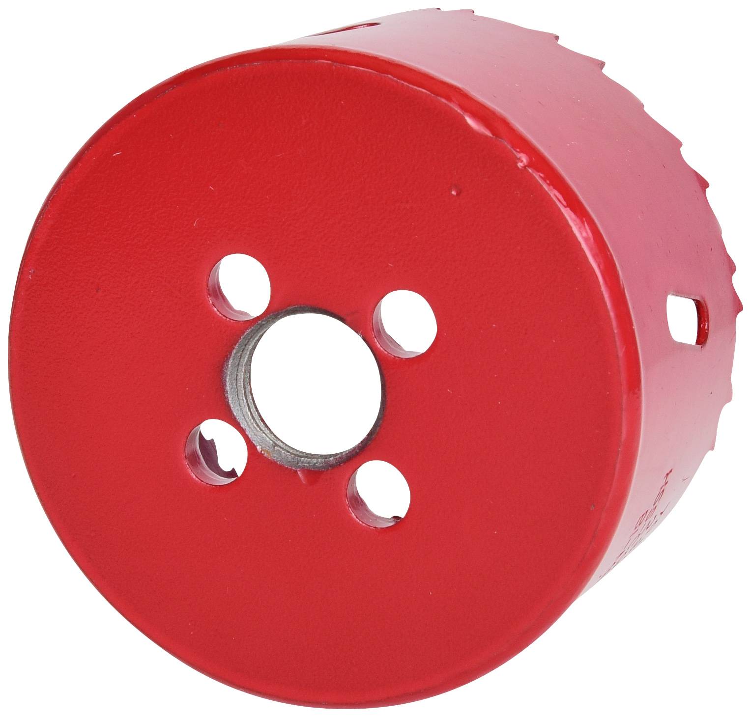 Czerwona tarcza piły otworowej z pięcioma otworami, jeden centralny dla osi i cztery rozmieszczone wokół środka.