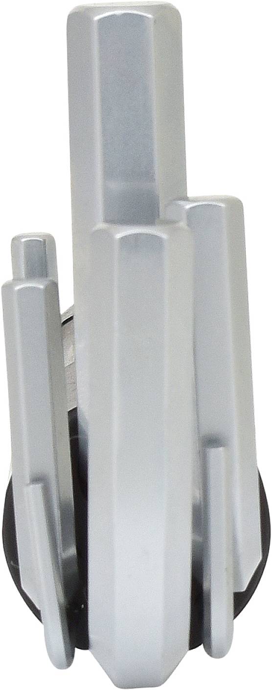 Srebrna gałka dźwigni zmiany biegów o geometrycznym wzornictwie. Gałka posiada kilka podłużnych, prostokątnych wypustek.