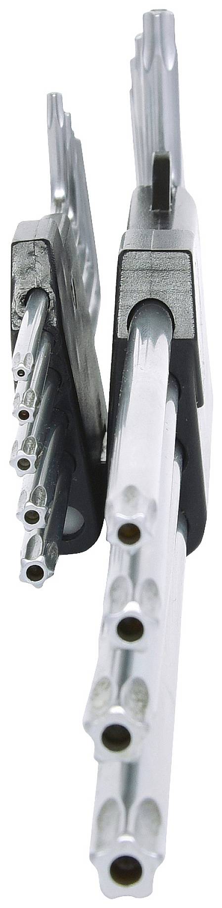 Zbliżenie metalowego obiektu grzebieniowego ze skomplikowaną strukturą złożoną z wielu długich, cienkich prętów ułożonych równolegle, częściowo widocznych w szczegółowym kadrze.