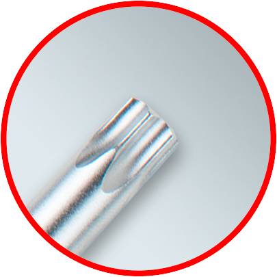 Zbliżenie metalowej, ząbkowanej końcówki narzędzia lub instrumentu technicznego, na jasnym szarym tle.