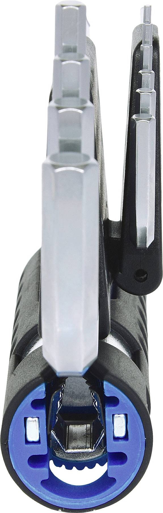 Klucz w bliskim ujęciu wewnątrz zamka, ukazujący precyzyjnie wykonane metalowe ząbki i niebieski plastikowy ramek otworu.