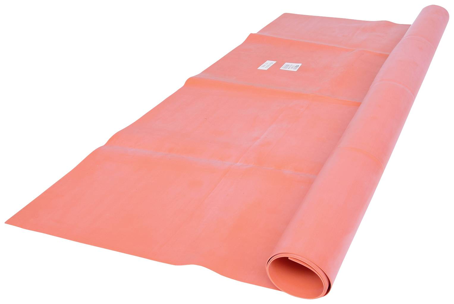 Rozłożona czerwona mata leży na białym tle. Jest częściowo zwinięta i posiada kilka etykiet z kodami kreskowymi.