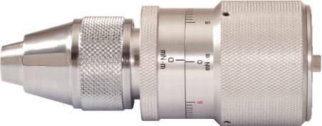 Srebrny klucz dynamometryczny ze skalą do precyzyjnej kontroli momentu dokręcania, odpowiedni do dokładnych zastosowań mechanicznych.