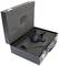 Otwarty czarny kufer z wyprofilowaną wewnętrzną przestrzenią z pianki, zawierający czarny uchwyt i pręty do prezentacji lub montażu.