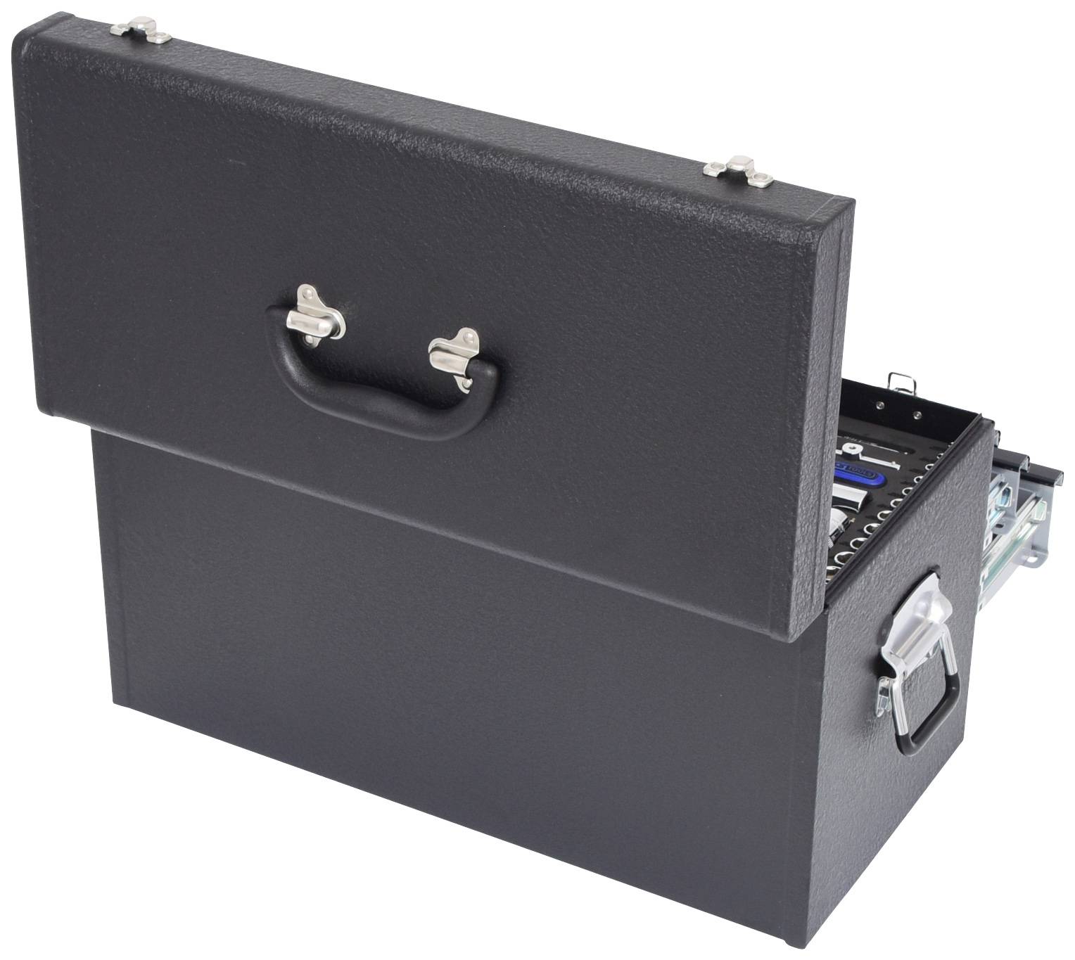 Czarny kufer narzędziowy lekko otwarty, widoczne są różne narzędzia i akcesoria.