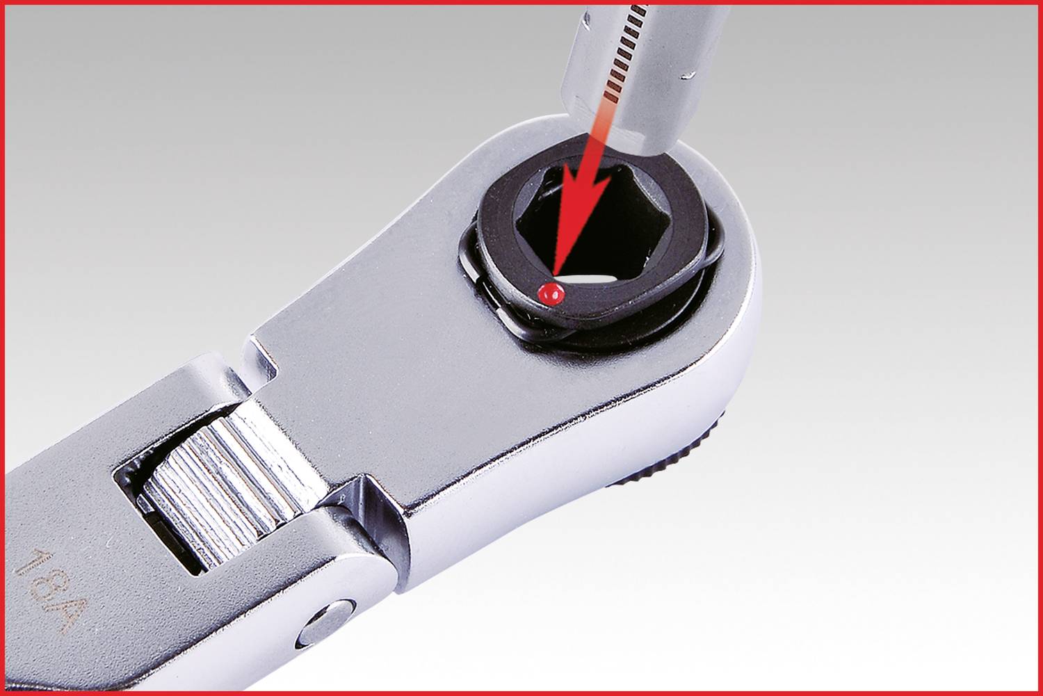 Regulowany klucz nastawny z oznaczeniem strzałki na przegubie, wskazujący na mechanizm regulacji.