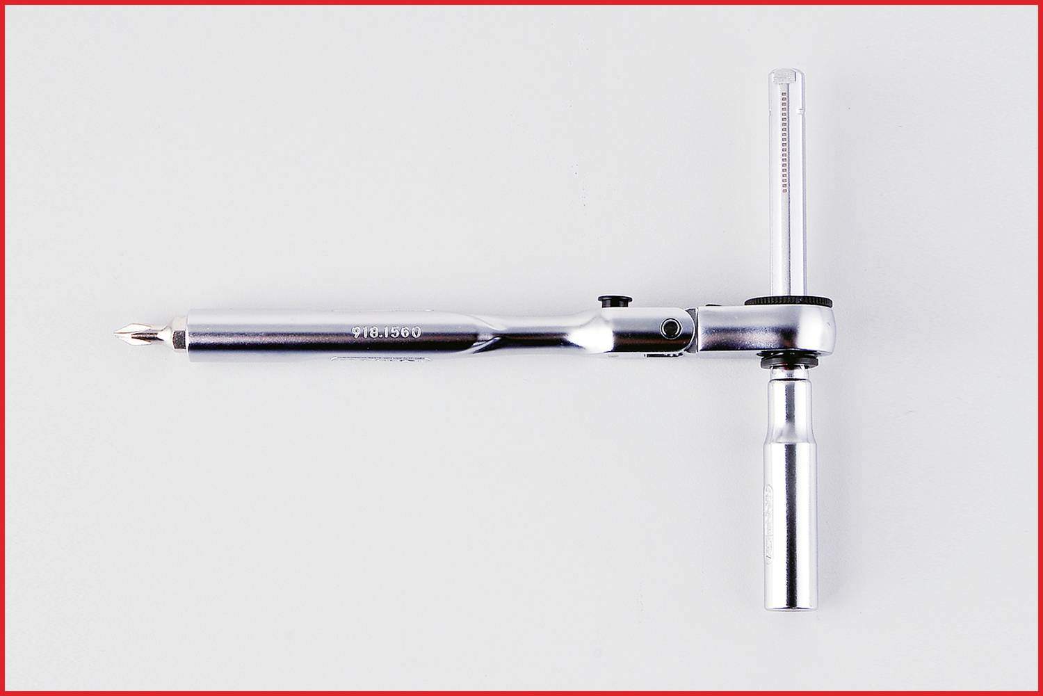 Srebrny wkrętak w kształcie litery L z wbudowanym miernikiem momentu obrotowego, umieszczony na jasnym tle.